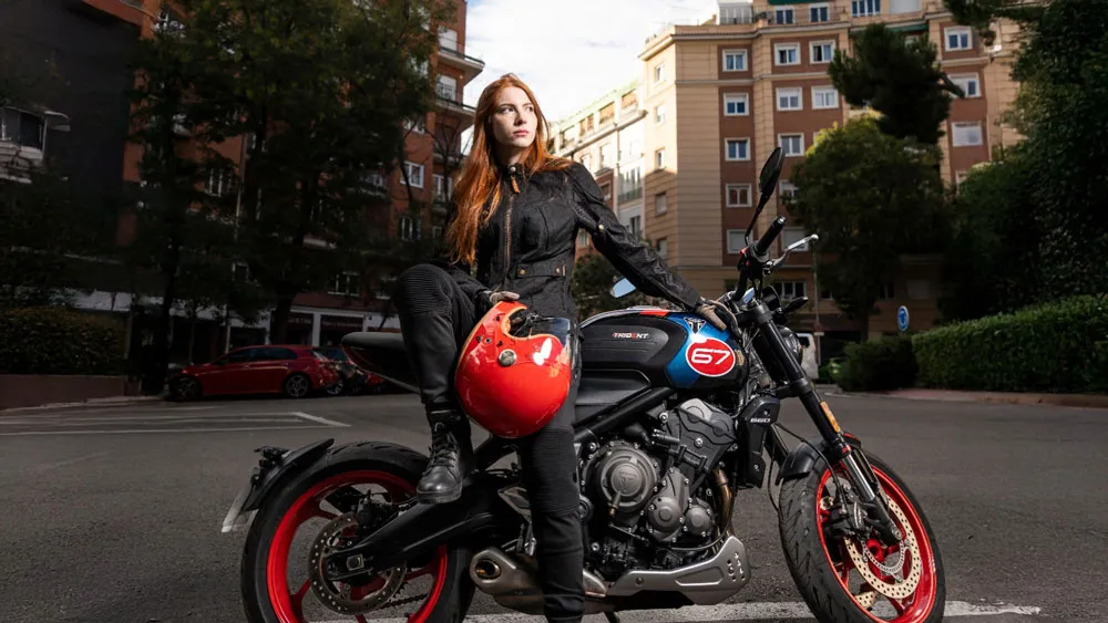 Motorista con equipación By City en las calles de Madrid